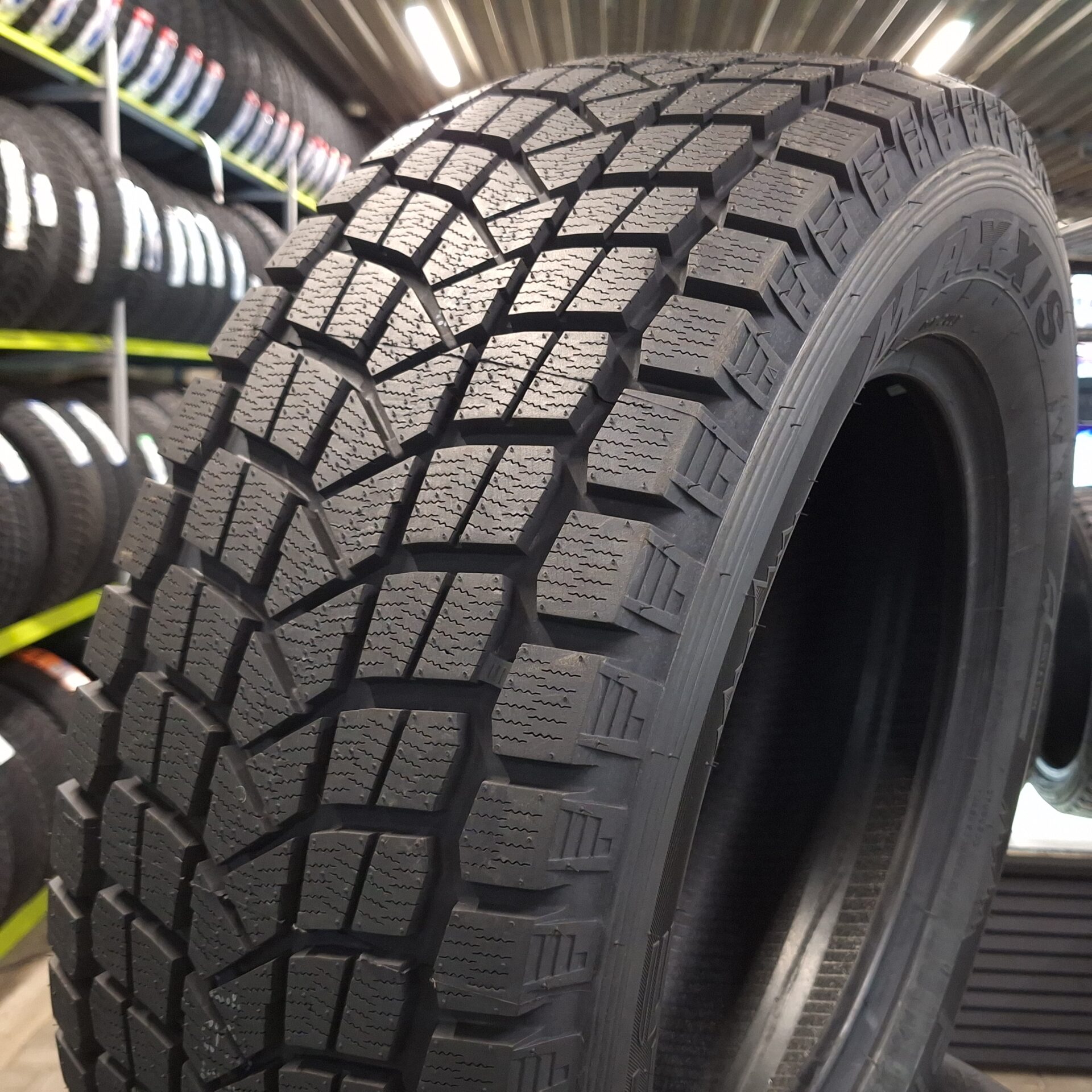 215/55R18 Maxxis Presa SUV Ice SS-01