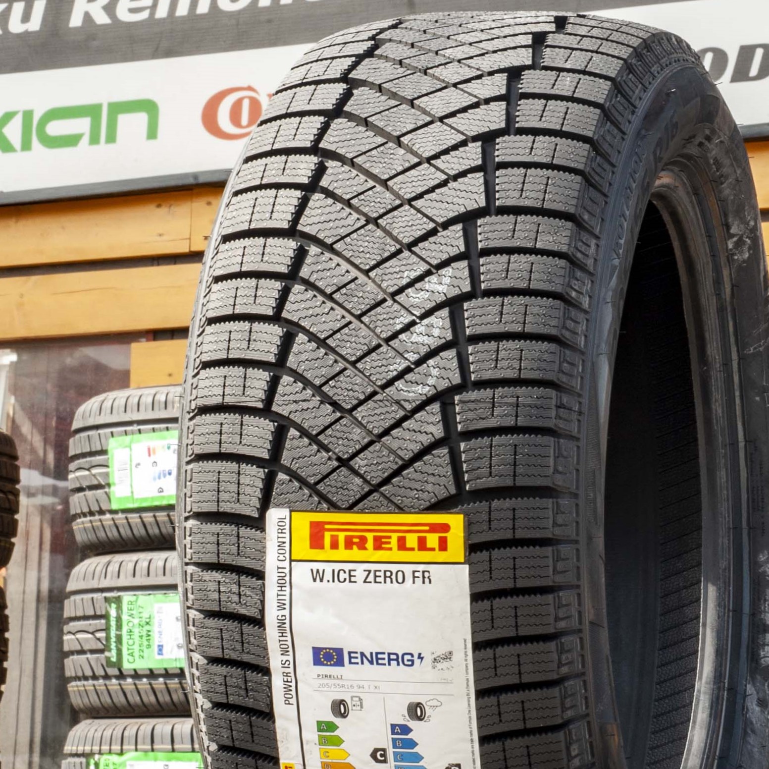 215/55R16 Pirelli Winter Ice Zero FR