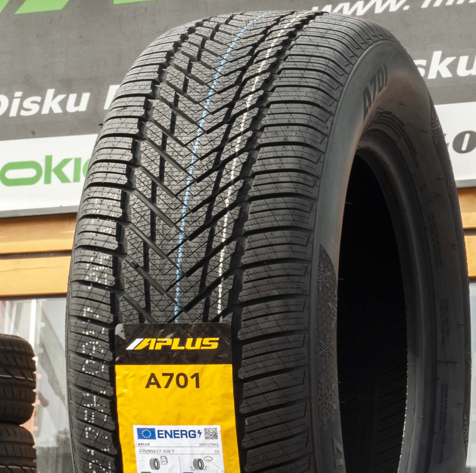 235/65R17 Aplus A701 108T XL