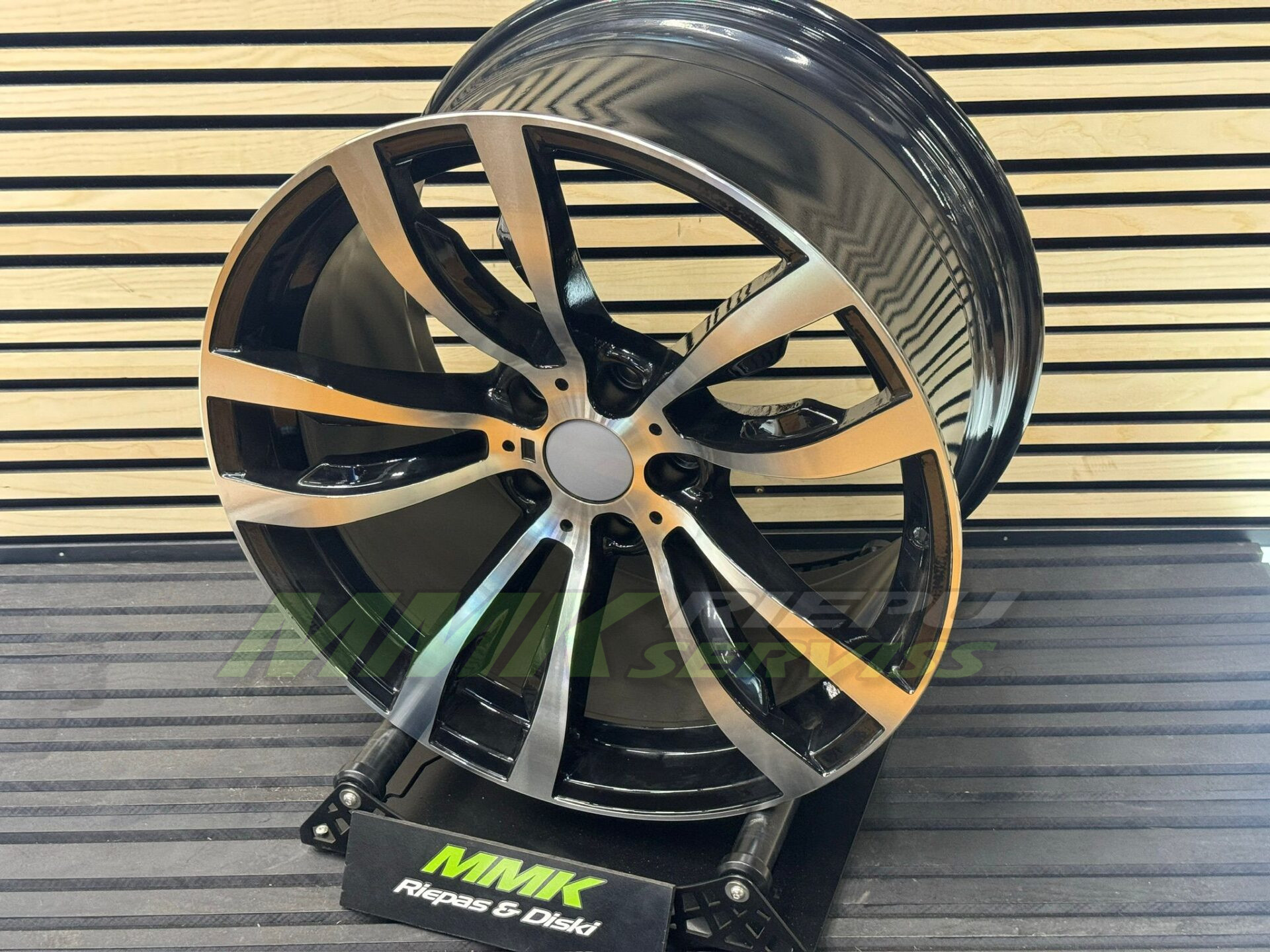 R20x10 5X120 ET 40 74.1 B1057 MB (Black Polished) - Aluminija A riepas