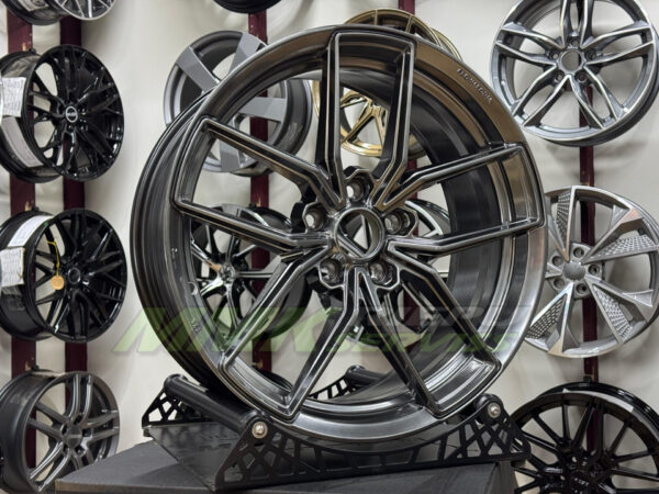 R18X8 5X112 ET43 66.5 FF138 Hyper Silver (SI) HRE - Aluminija A riepas