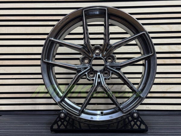 R18X8 5X112 ET43 66.5 FF138 Hyper Silver (SI) HRE - Aluminija A riepas