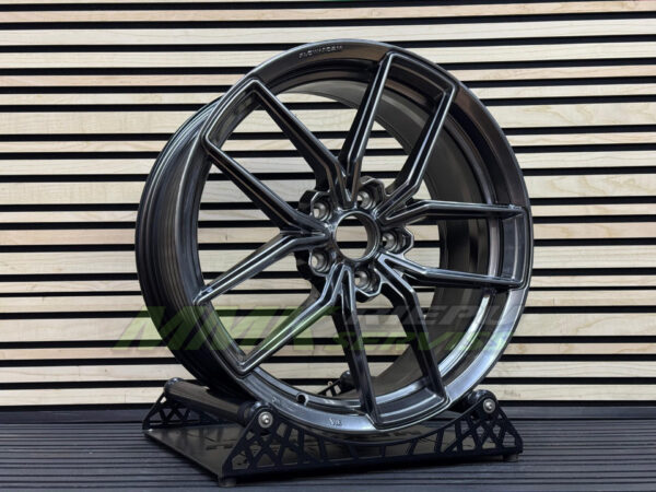 R18X8 5X112 ET43 66.5 FF138 Hyper Silver (SI) HRE - Aluminija A riepas