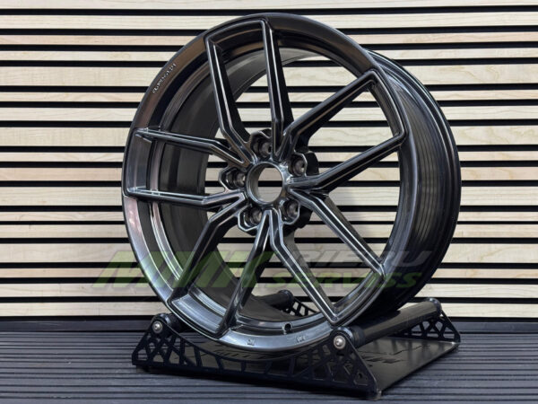 R18X8 5X112 ET43 66.5 FF138 Hyper Silver (SI) HRE - Aluminija A riepas