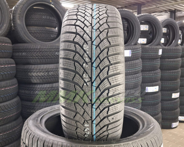 225/60R18 Kumho WinterCraft WP52 104V XL - Vissezonas riepas / Ziemas riepas