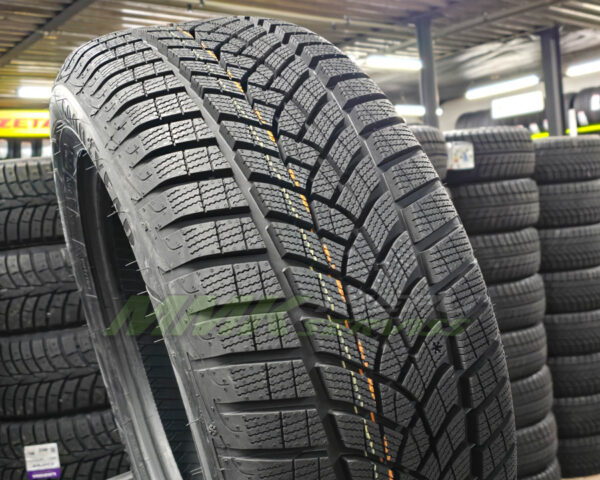 215/55R17 Goodyear UltraGrip Performance+ 98V XL - Vissezonas riepas / Ziemas riepas