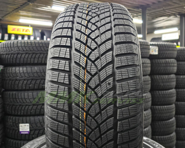 215/55R17 Goodyear UltraGrip Performance+ 98V XL - Vissezonas riepas / Ziemas riepas