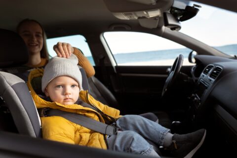 No cik gadiem bērns var sēdēt auto priekšā?