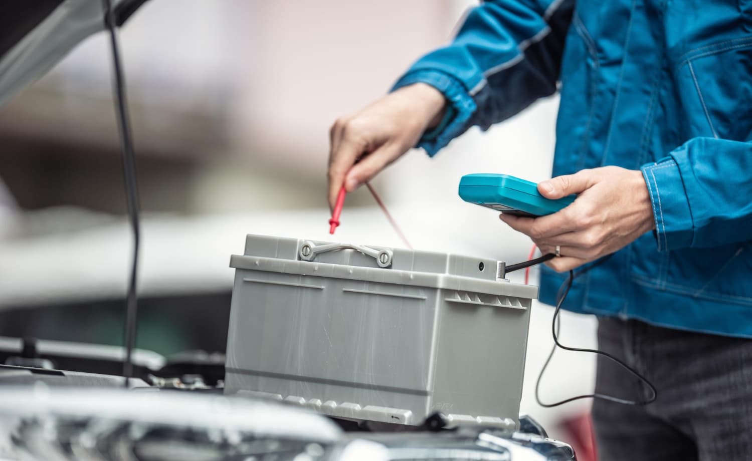 Drošība padomi lādējot auto akumulatoru