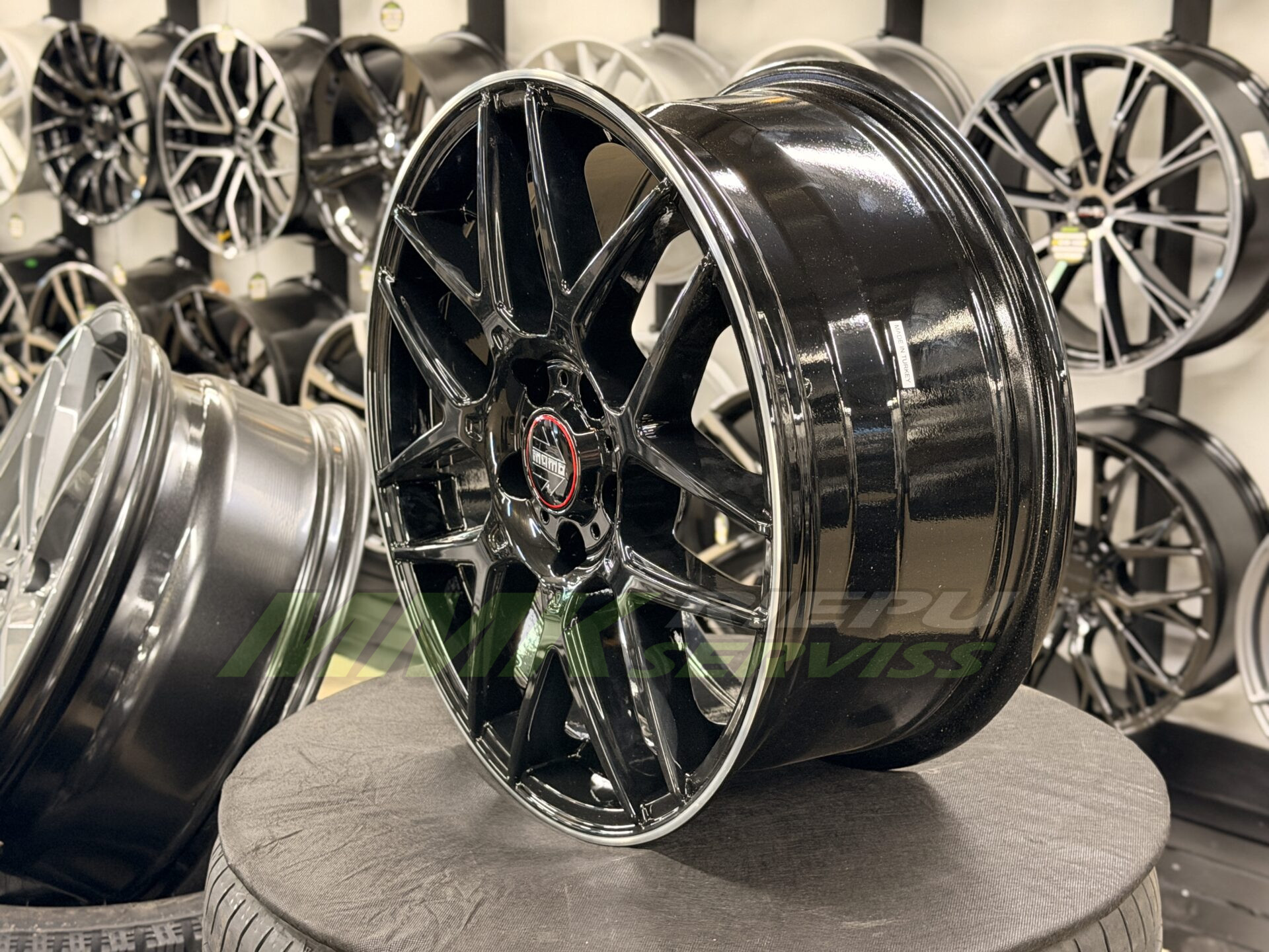R17X7.5 5X112 ET35 79.5 Momo Competizione Glossy Black Polished Lip - Aluminija A riepas