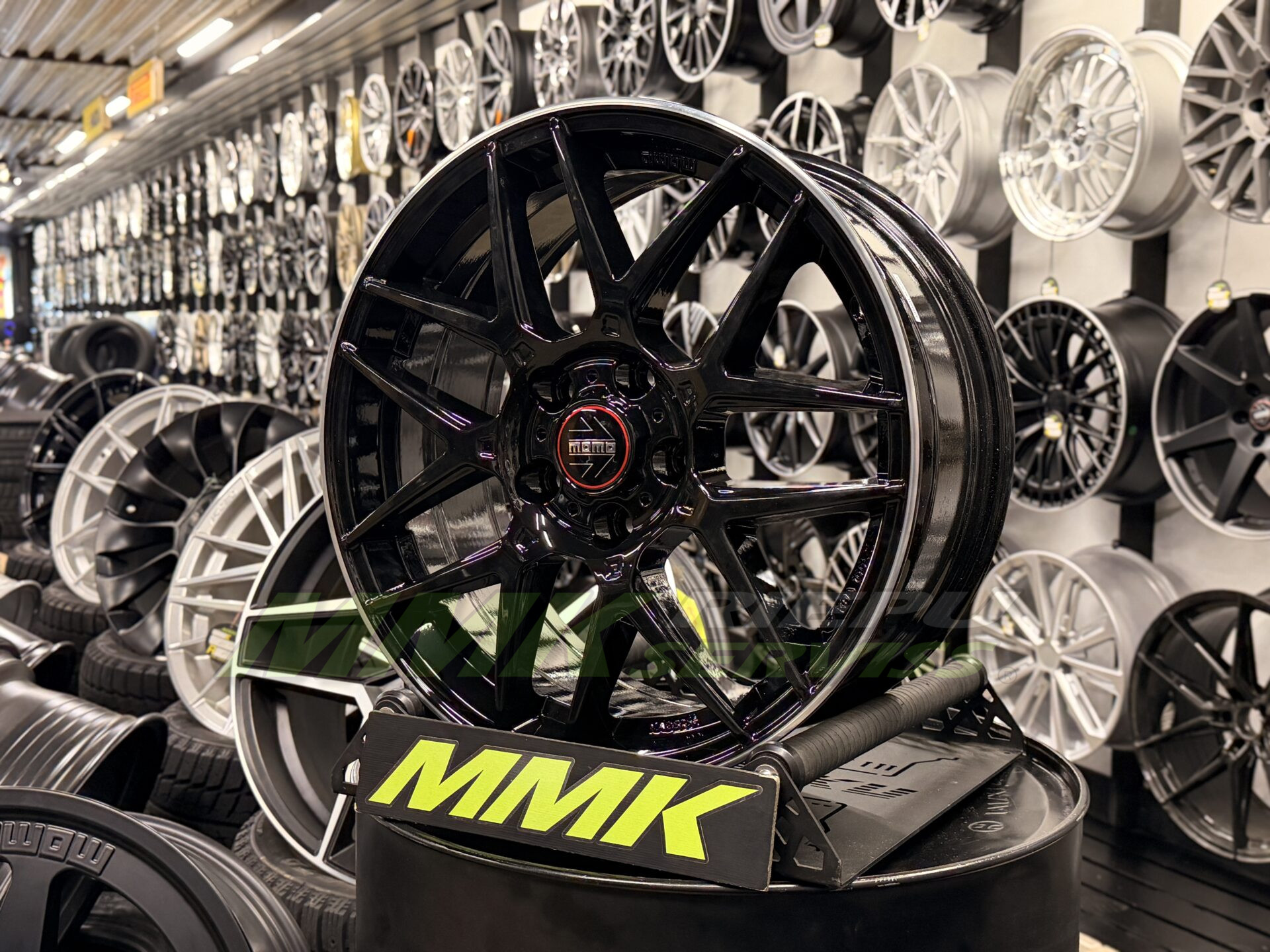 R17X7.5 5X112 ET35 79.5 Momo Competizione Glossy Black Polished Lip - Aluminija A riepas