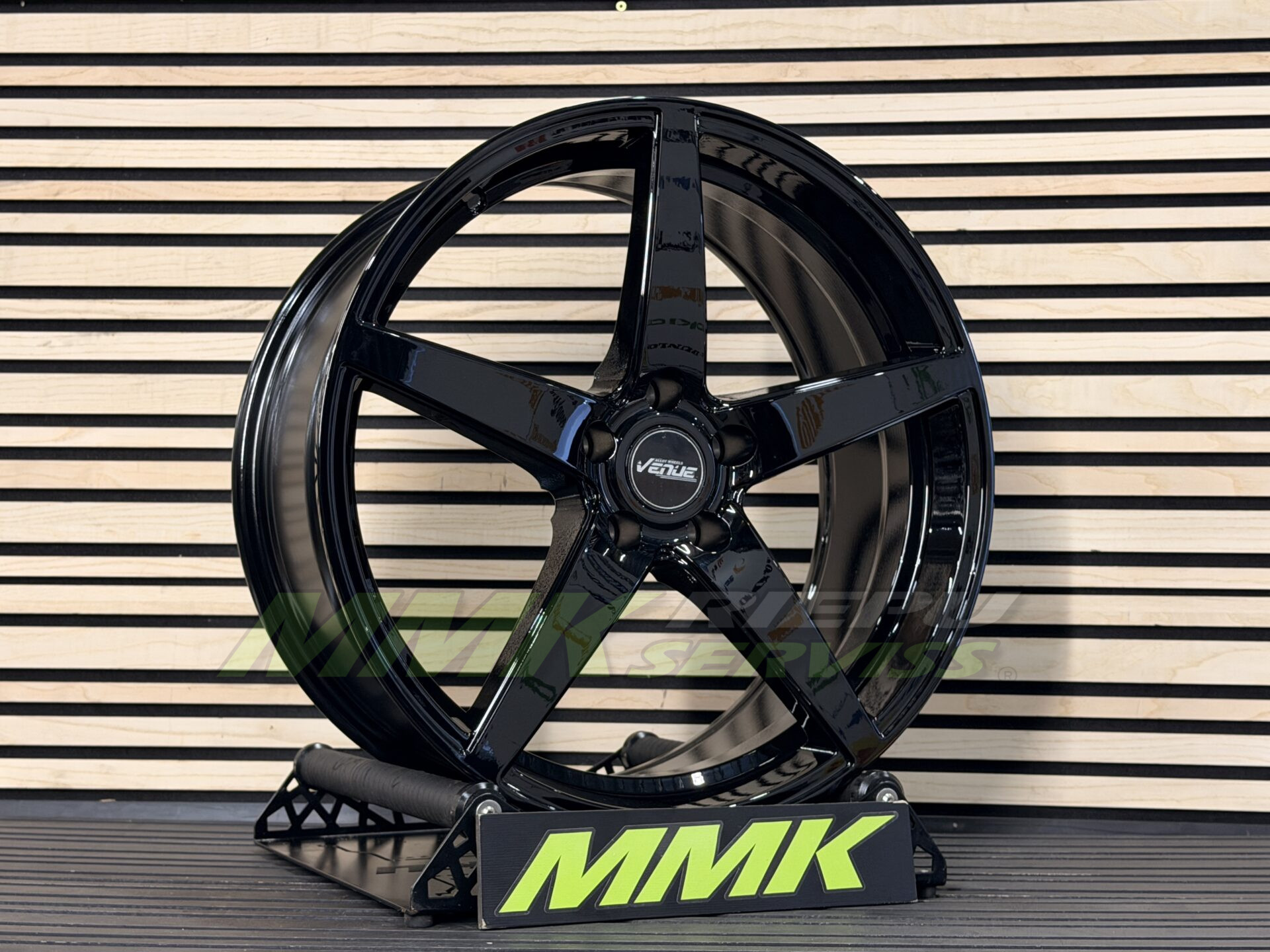R18X8.5 5X120 ET35 72.6 Venue Evo5 Gloss Black - Aluminija A riepas