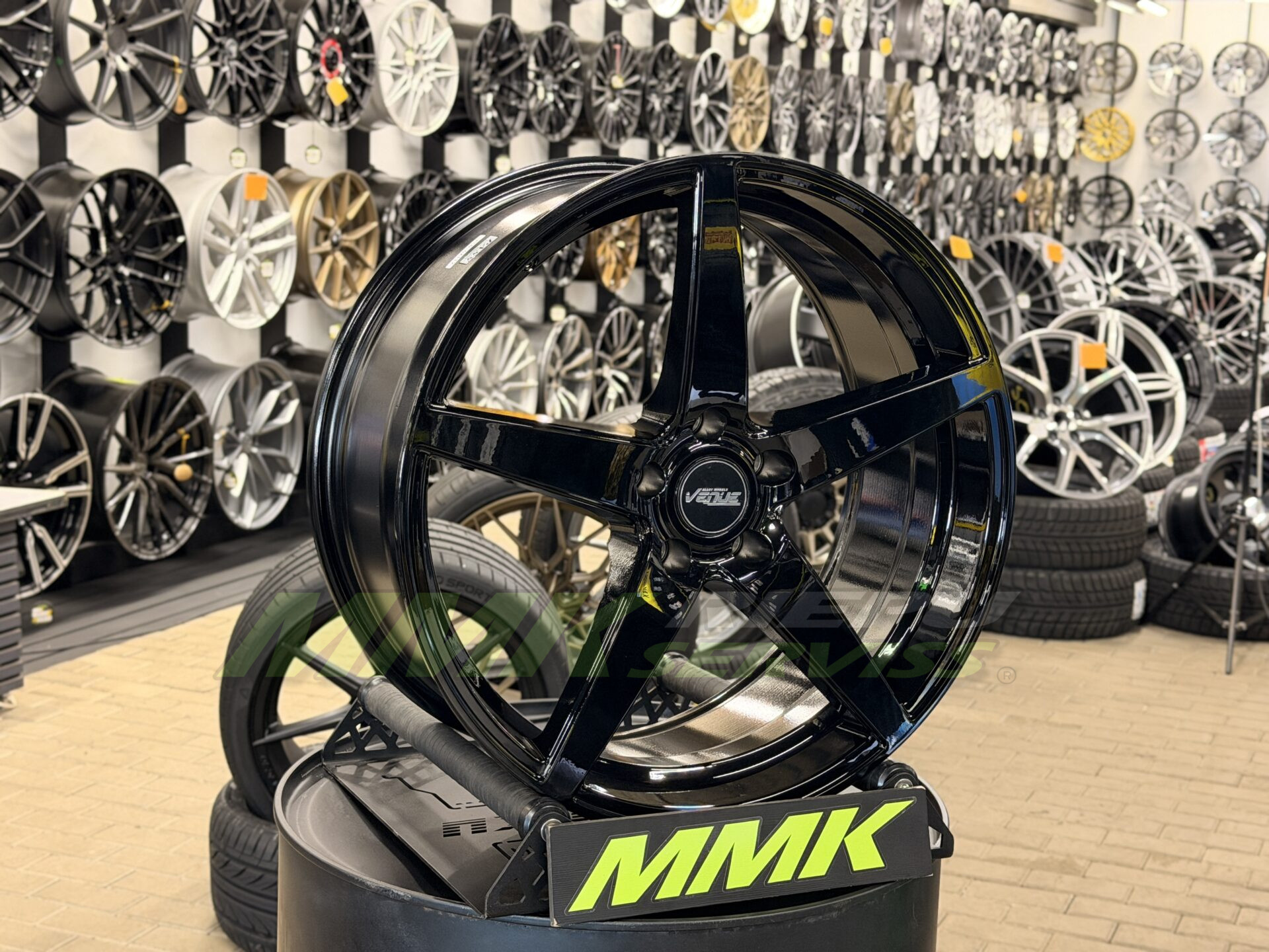 R18X8.5 5X120 ET35 72.6 Venue Evo5 Gloss Black - Aluminija A riepas