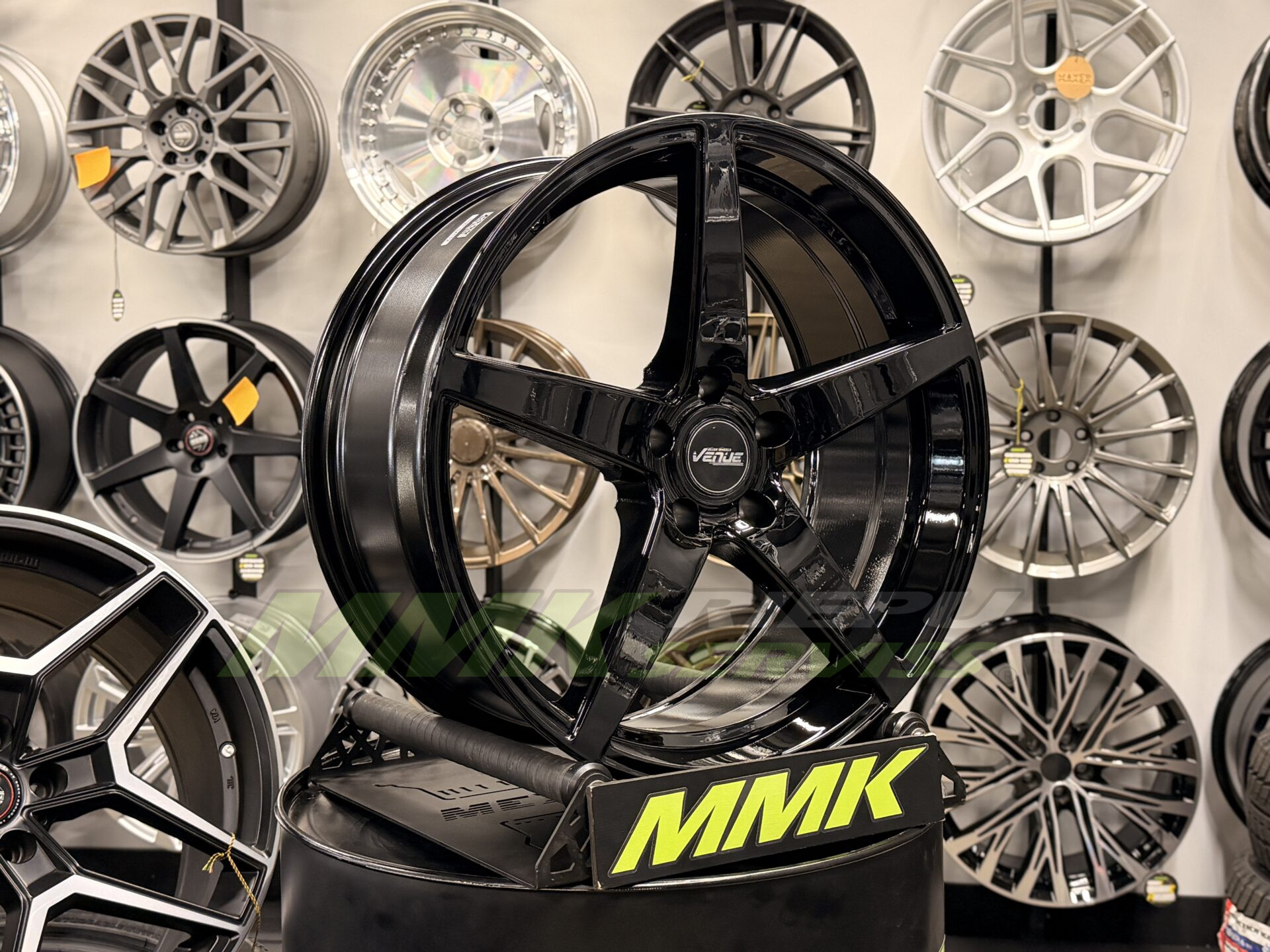 R18X8.5 5X120 ET35 72.6 Venue Evo5 Gloss Black - Aluminija A riepas