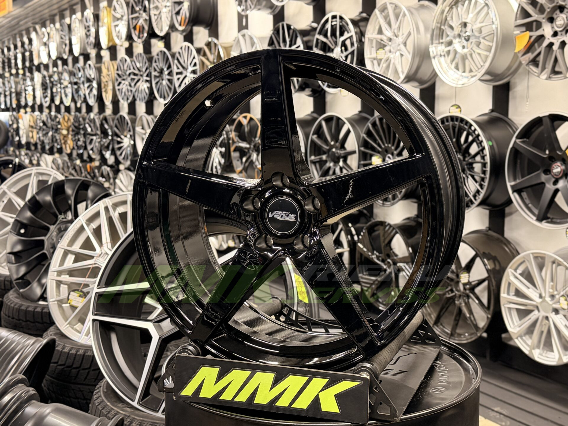 R18X8.5 5X120 ET35 72.6 Venue Evo5 Gloss Black - Aluminija A riepas