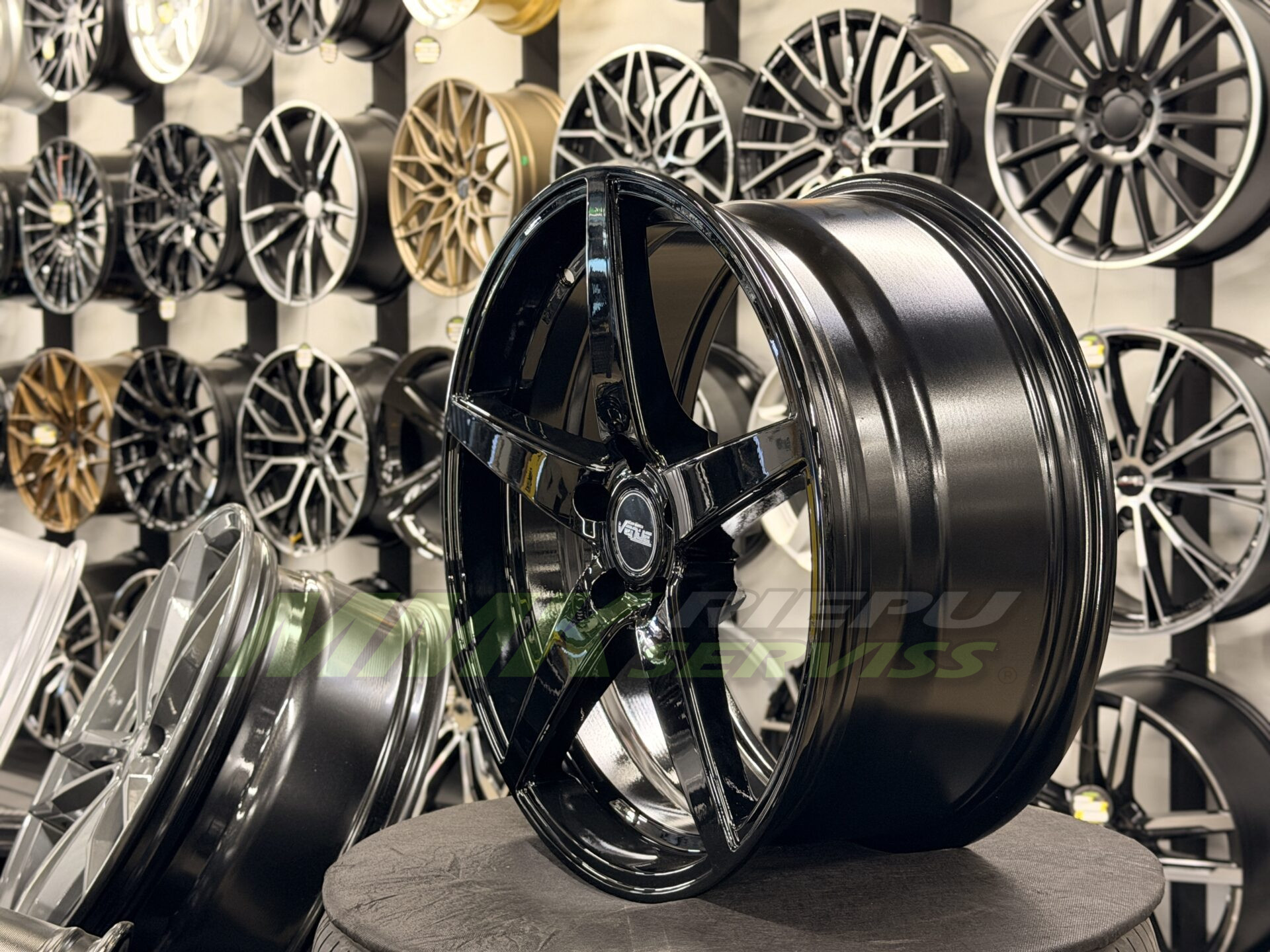 R18X8.5 5X120 ET35 72.6 Venue Evo5 Gloss Black - Aluminija A riepas
