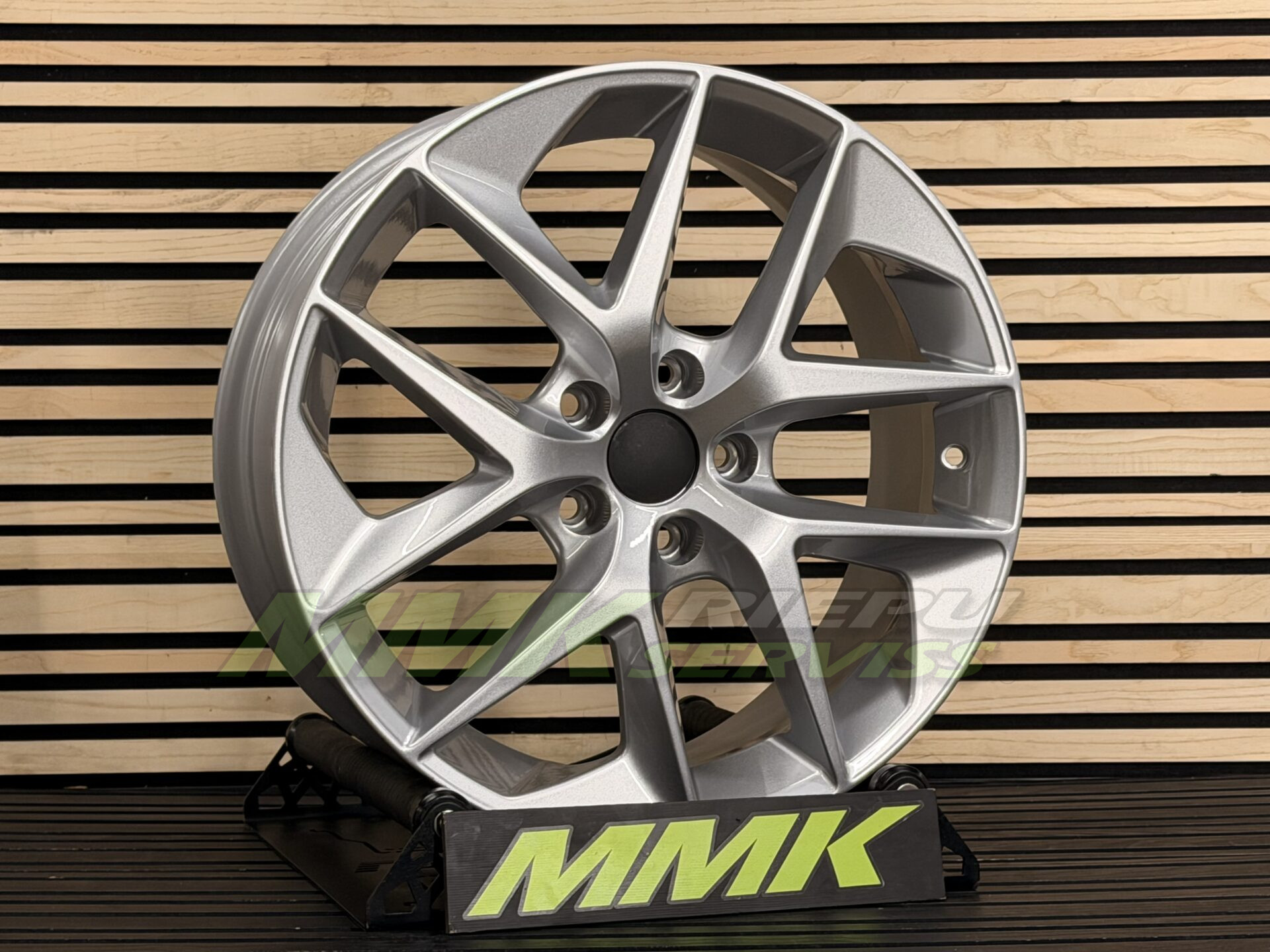 R18X8 5X112 ET45 57.6 EMR 184 Crystal Silver - Aluminija A riepas