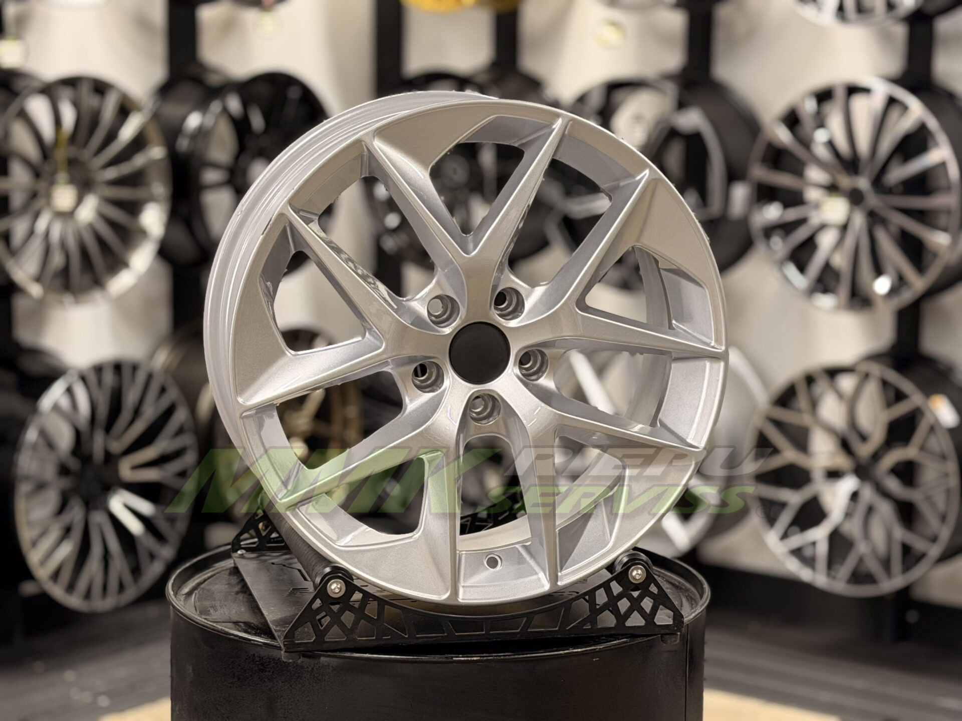 R18X8 5X112 ET45 57.6 EMR 184 Crystal Silver - Aluminija A riepas