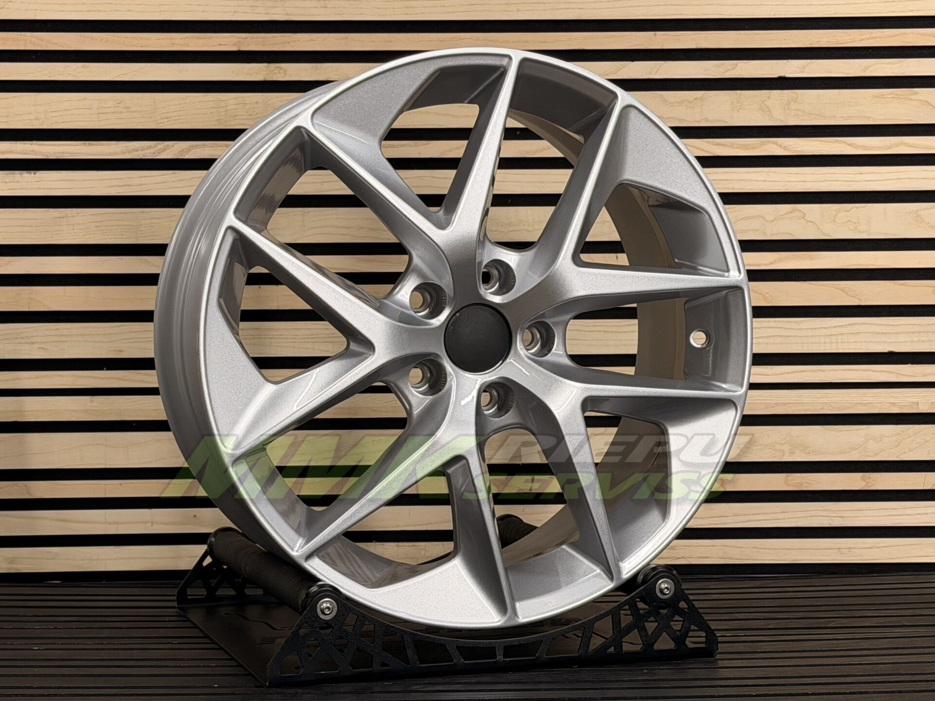 R18X8 5X112 ET45 57.6 EMR 184 Crystal Silver - Aluminija A riepas