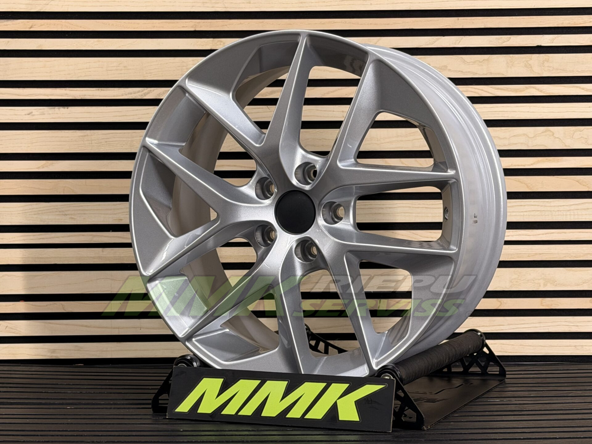 R18X8 5X112 ET45 57.6 EMR 184 Crystal Silver - Aluminija A riepas