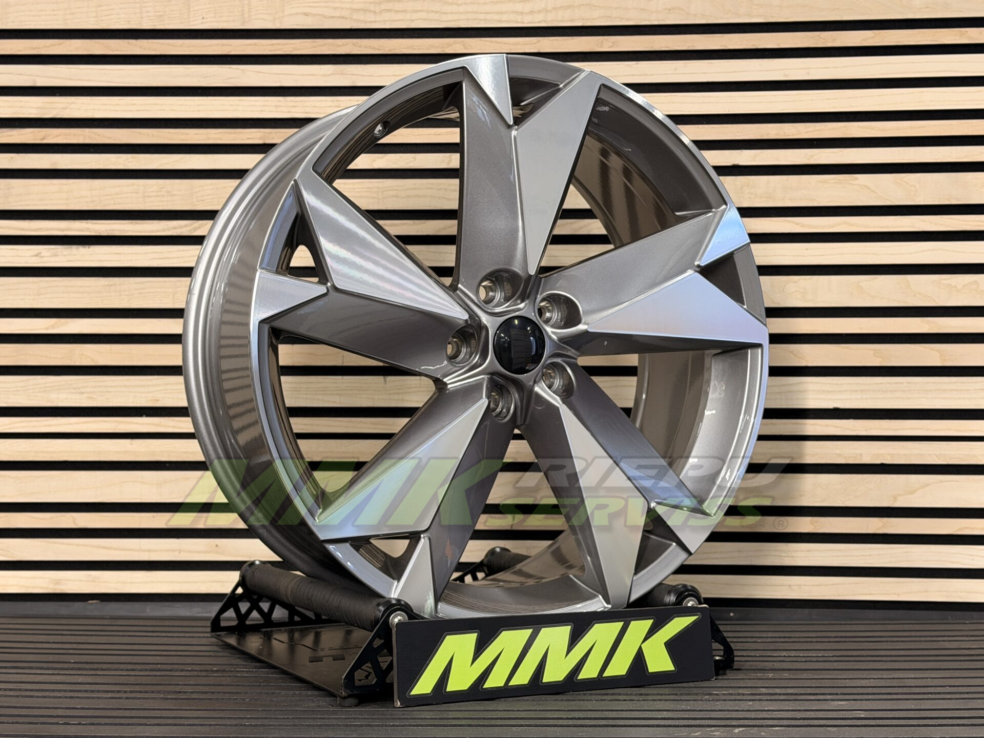 R20X8 5X112 ET41 57.1 I5625 Grey Polished (MG) ŠKODA - Aluminija A riepas