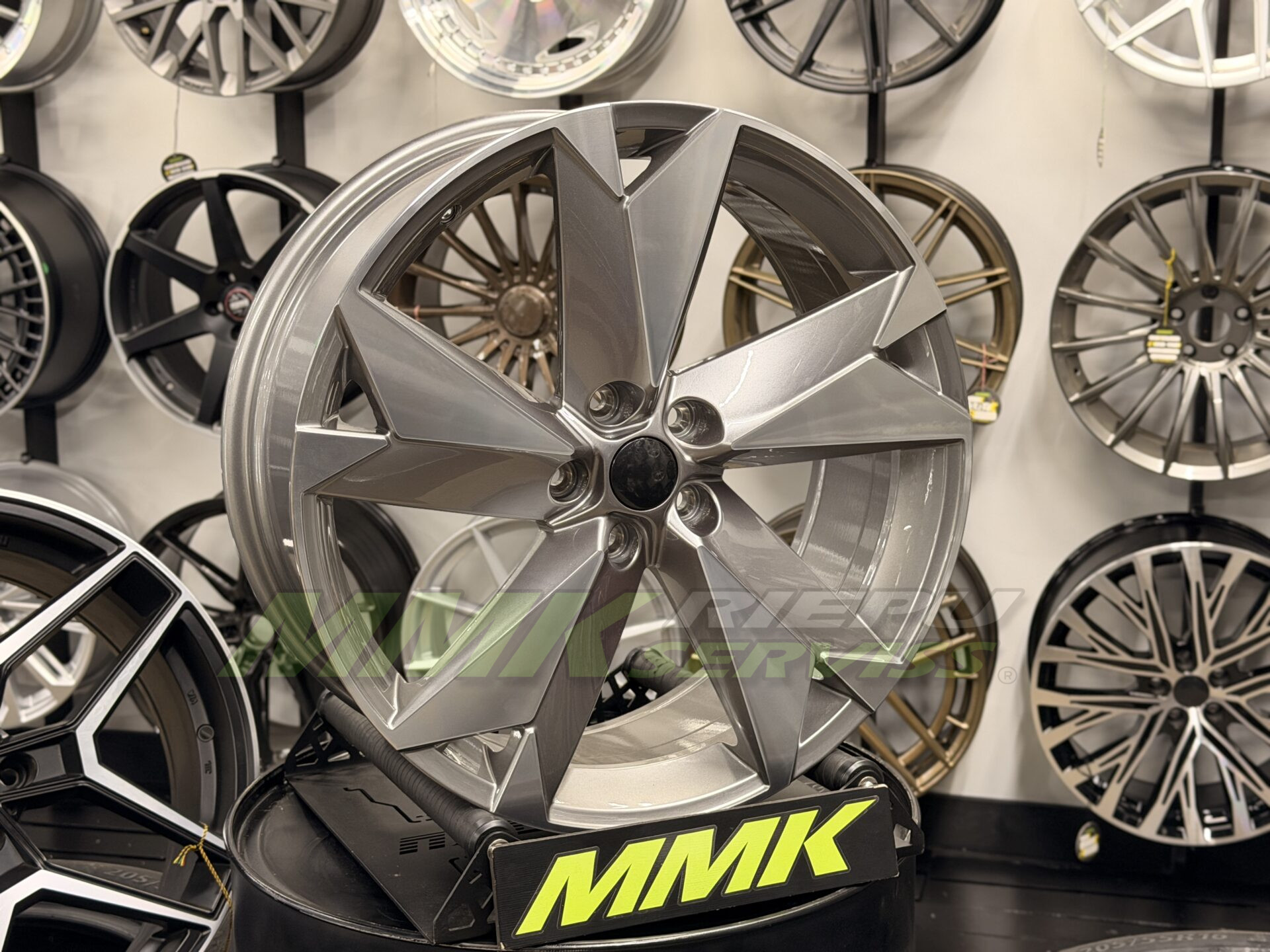 R20X8 5X112 ET41 57.1 I5625 Grey Polished (MG) ŠKODA - Aluminija A riepas