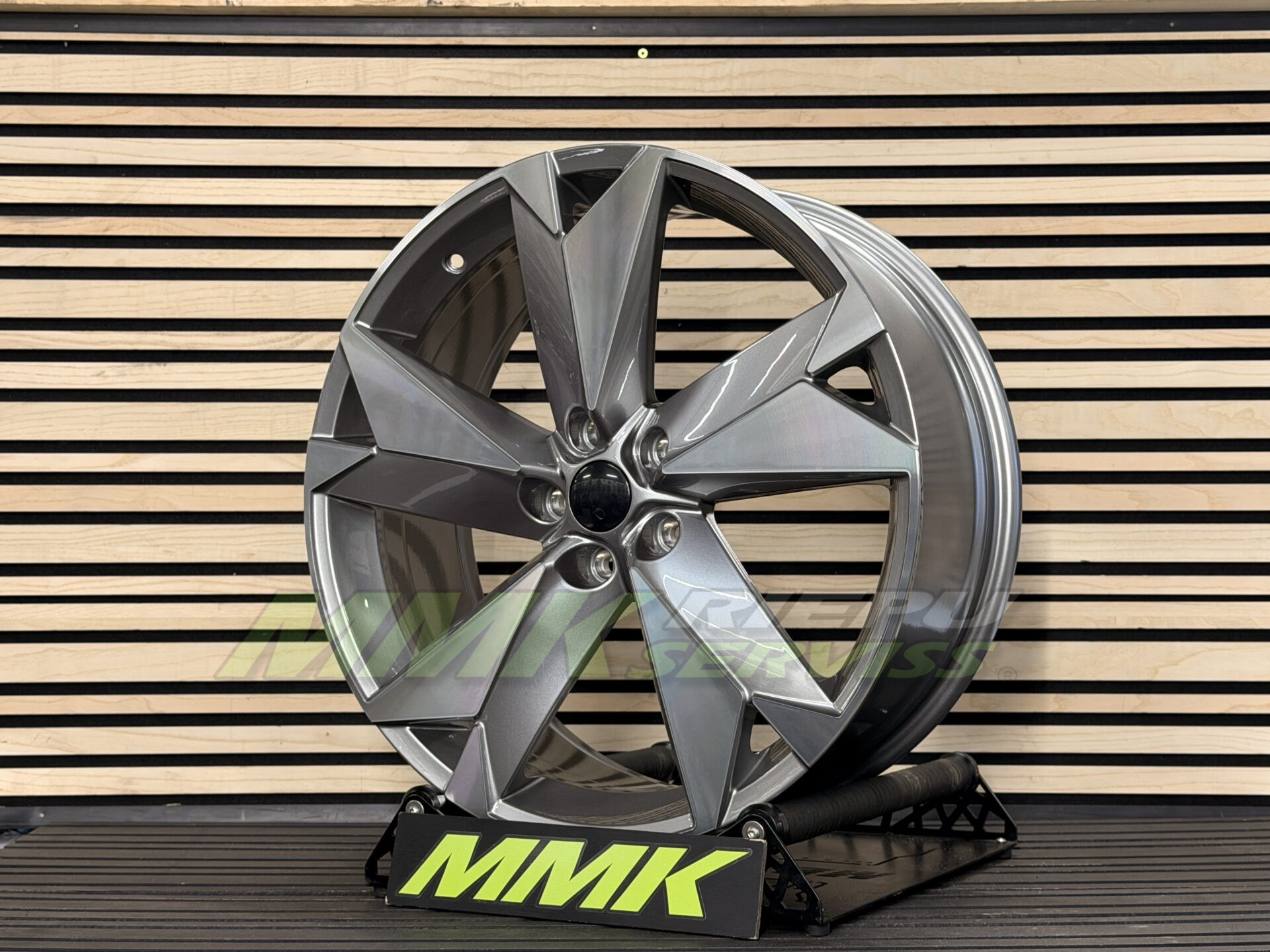 R20X8 5X112 ET41 57.1 I5625 Grey Polished (MG) ŠKODA - Aluminija A riepas