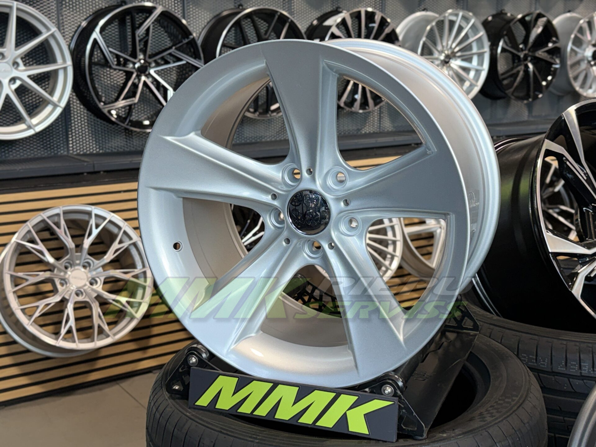 R18X8.5 5X120 ET20 74.1 BK086 SI - Aluminija A riepas