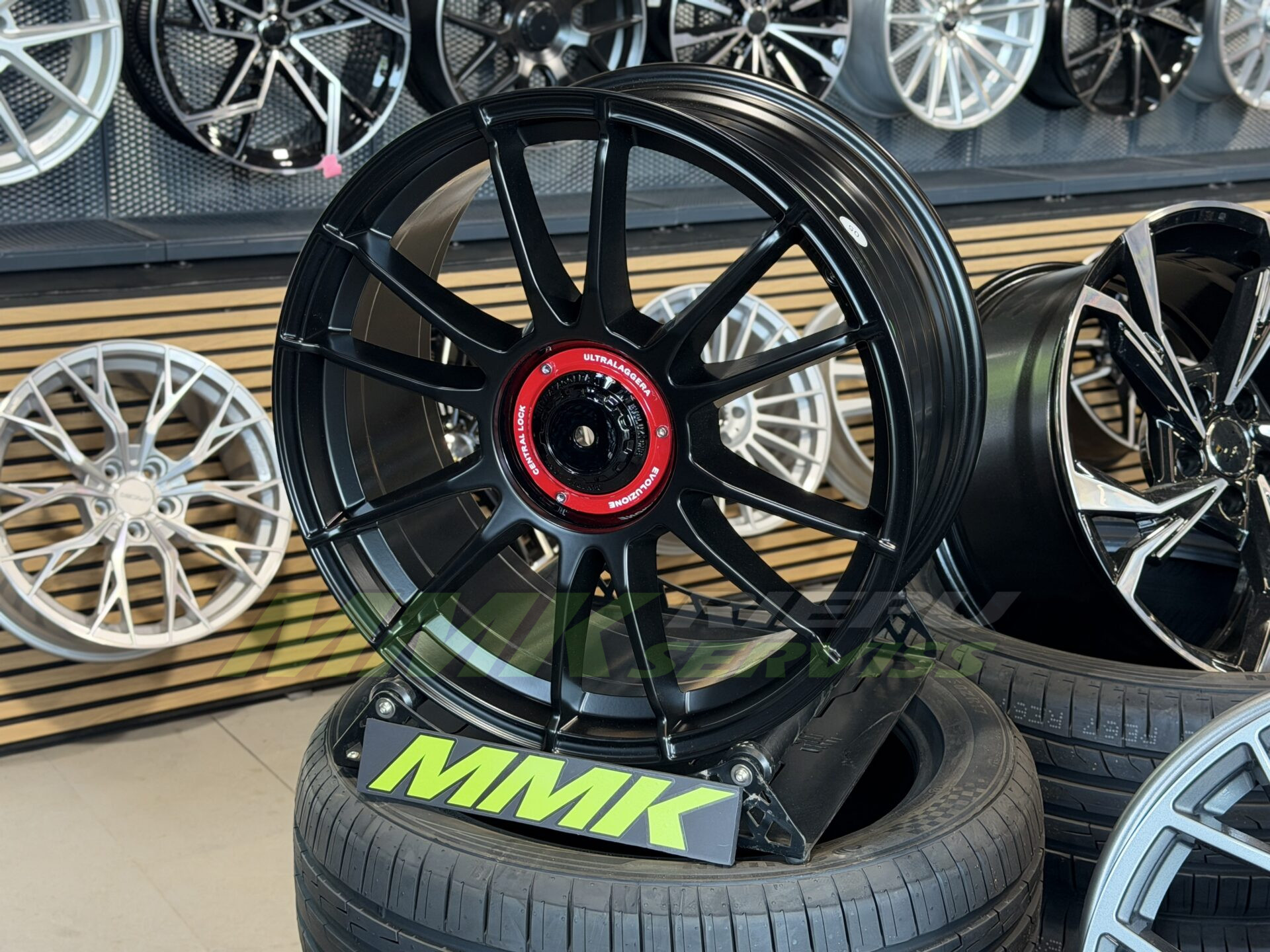 R19X8.5 5X112 ET35 66.5 YF0256 BLHM - Aluminija A riepas