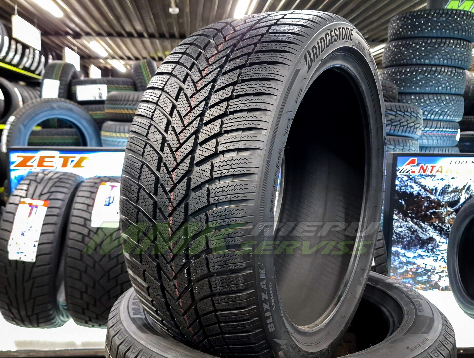 Bridgestone Blizzak LM005 245/40 R19