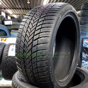 Bridgestone Blizzak LM005 235/45 R20