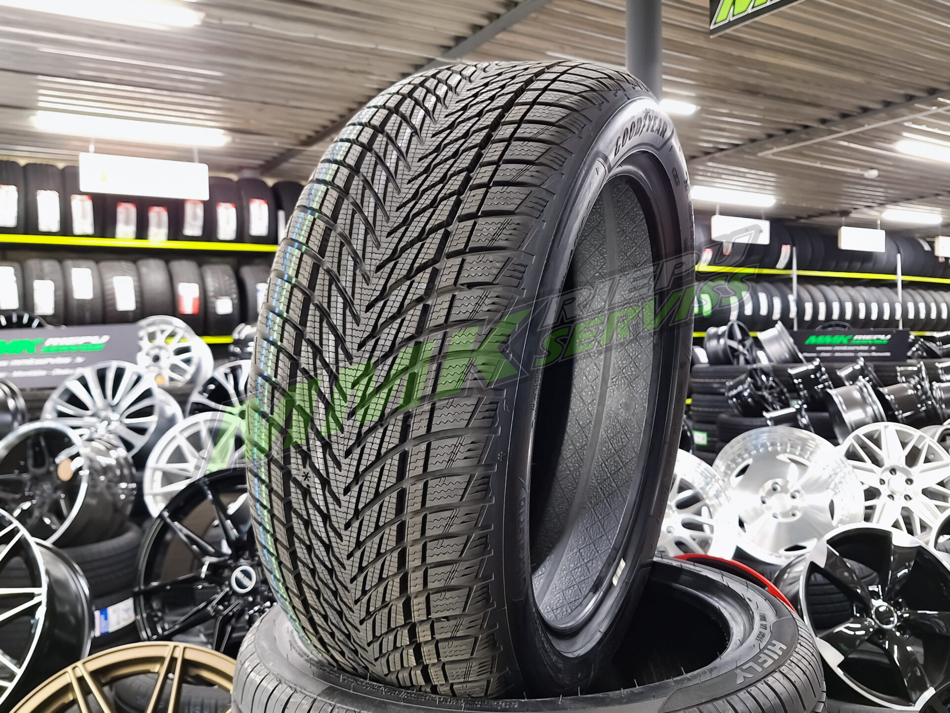 Goodyear UltraGrip Performance 3 255/45 R20