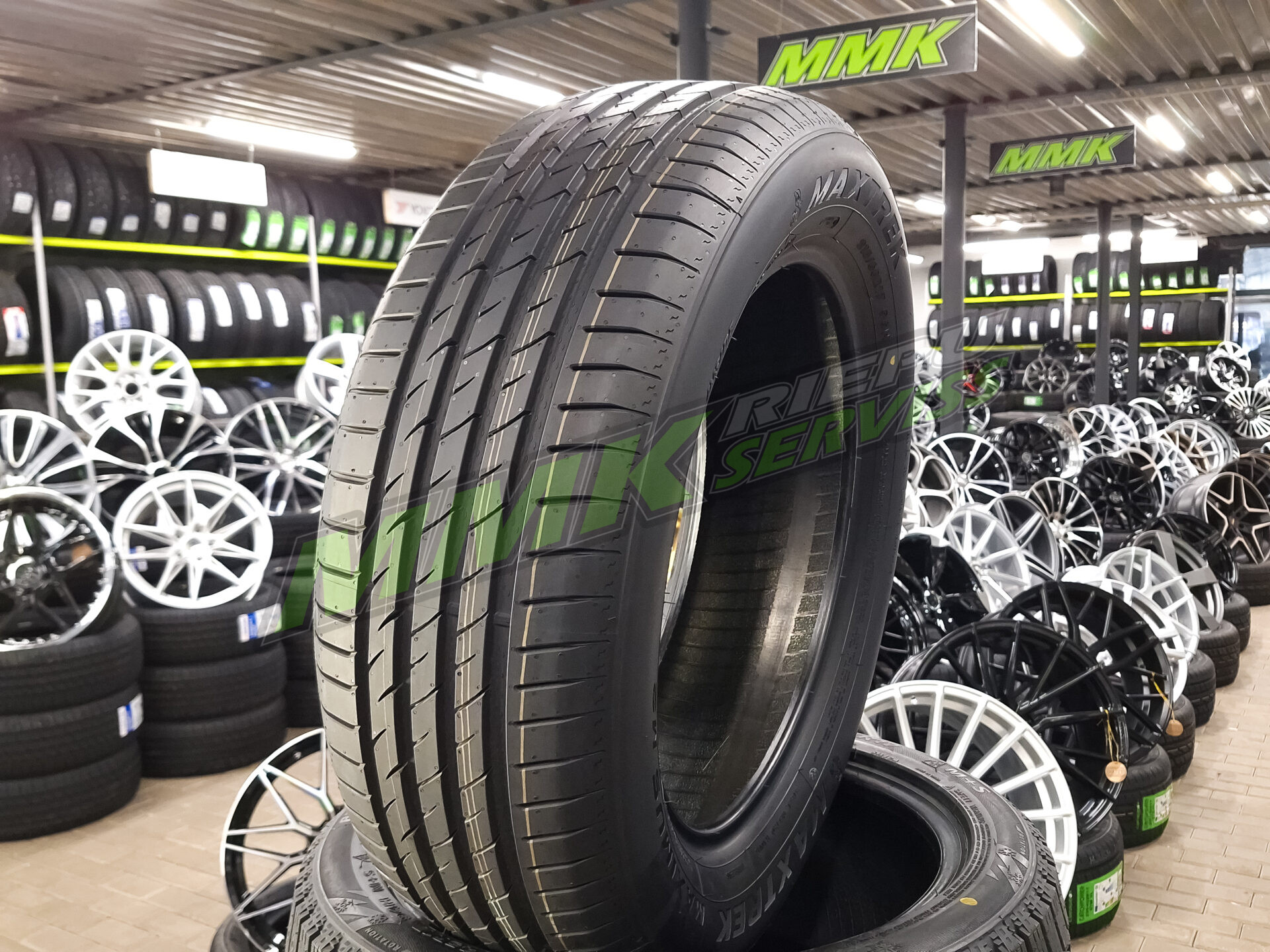 Maxtrek Maximus M2 285/40 R21