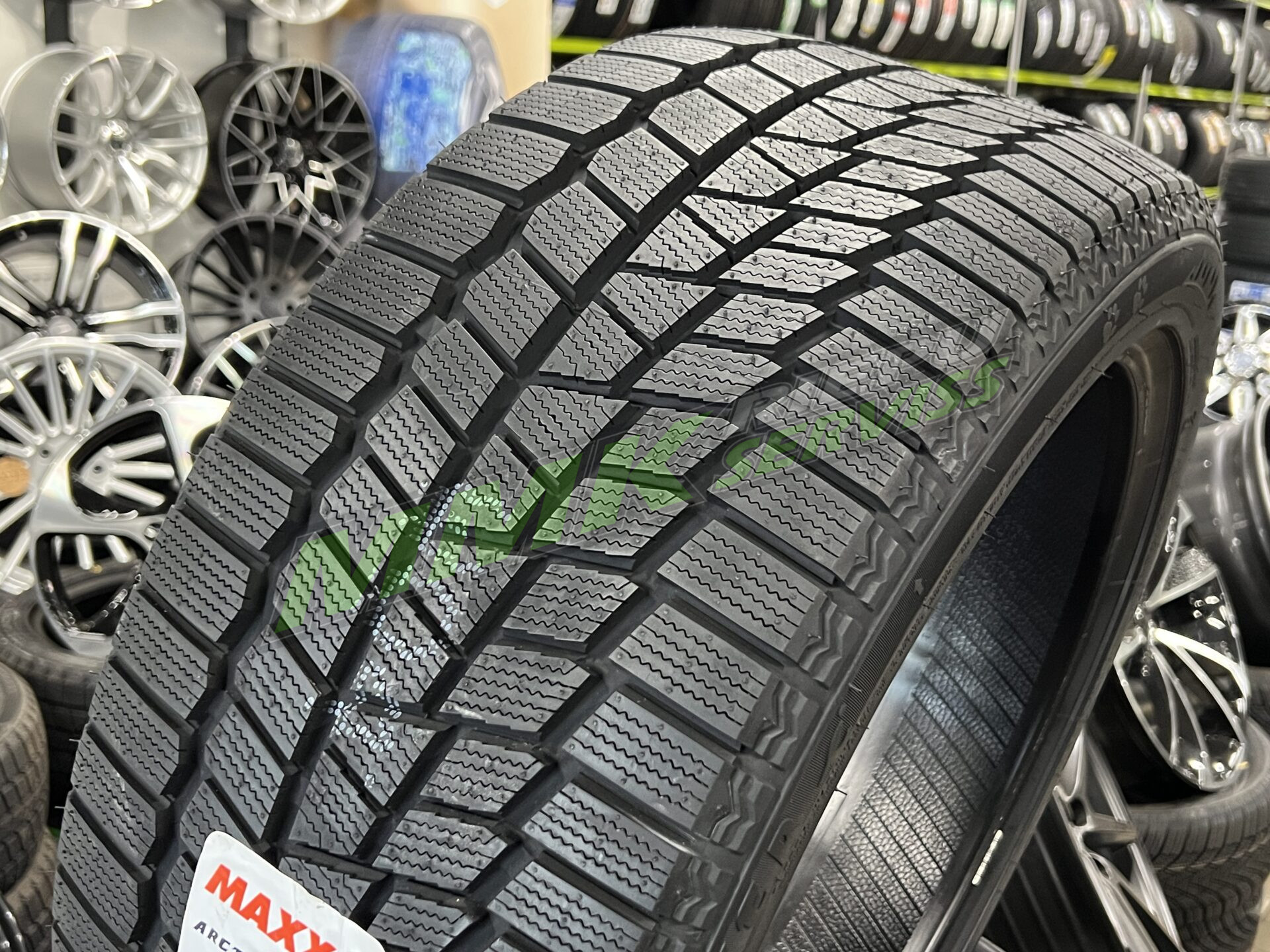 Maxxis Arctic Trekker SP-02 235/50 R17